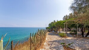 A stone pathway leading to a beach with a clear view of the sea. - Pet friendly home in Trani with WiFi (Trani)