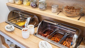 朝食 (ビュッフェ)、毎日提供 (無料)
