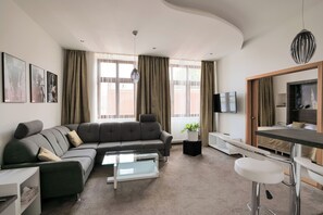 ลักซ์ชัวรี่อพาร์ทเมนท์ | เครื่องนอนป้องกันสารก่อภูมิแพ้, ตู้นิรภัยในห้องพัก