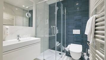 Deluxe eenpersoonskamer | Badkamer | Gratis toiletartikelen, een haardroger, handdoeken, zeep