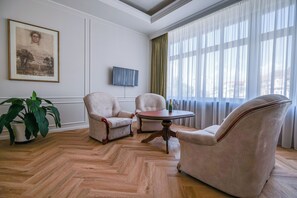 อพาร์ทเมนท์โรแมนติก | บริเวณนั่งเล่น | ทีวีจอแบน, ของเล่น