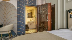 クラシック スイート | バスルーム | バスアメニティ (無料)、ヘアドライヤー、タオル、石鹸