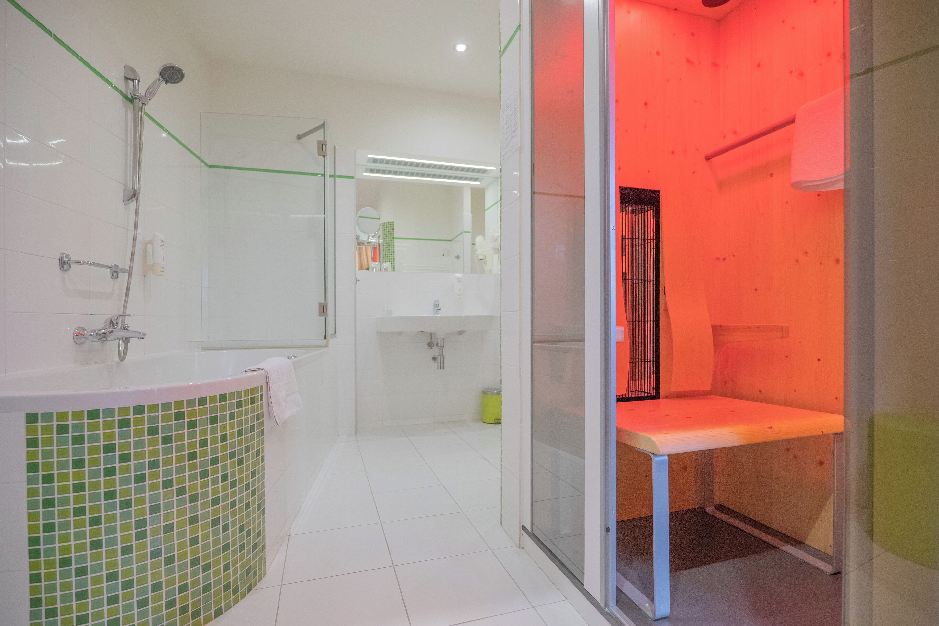 Un baño moderno con ducha, bañera y tocador.
