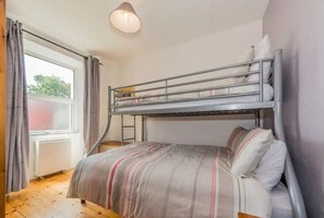 2 bedrooms, iron/ironing board, bed sheets - 1 Marconi House, Apartment (Crookhaven)