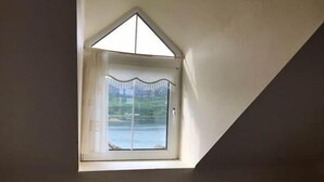 A room with a small window with a white frame and a decorative top. - 3 Marconi House, Apartment (Crookhaven)