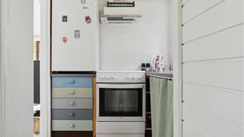 Kylskåp, spishäll och kaffe- och tebryggare