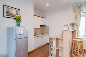 Kühlschrank, Mikrowelle, Herdplatte, Kochgeschirr/Geschirr/Besteck