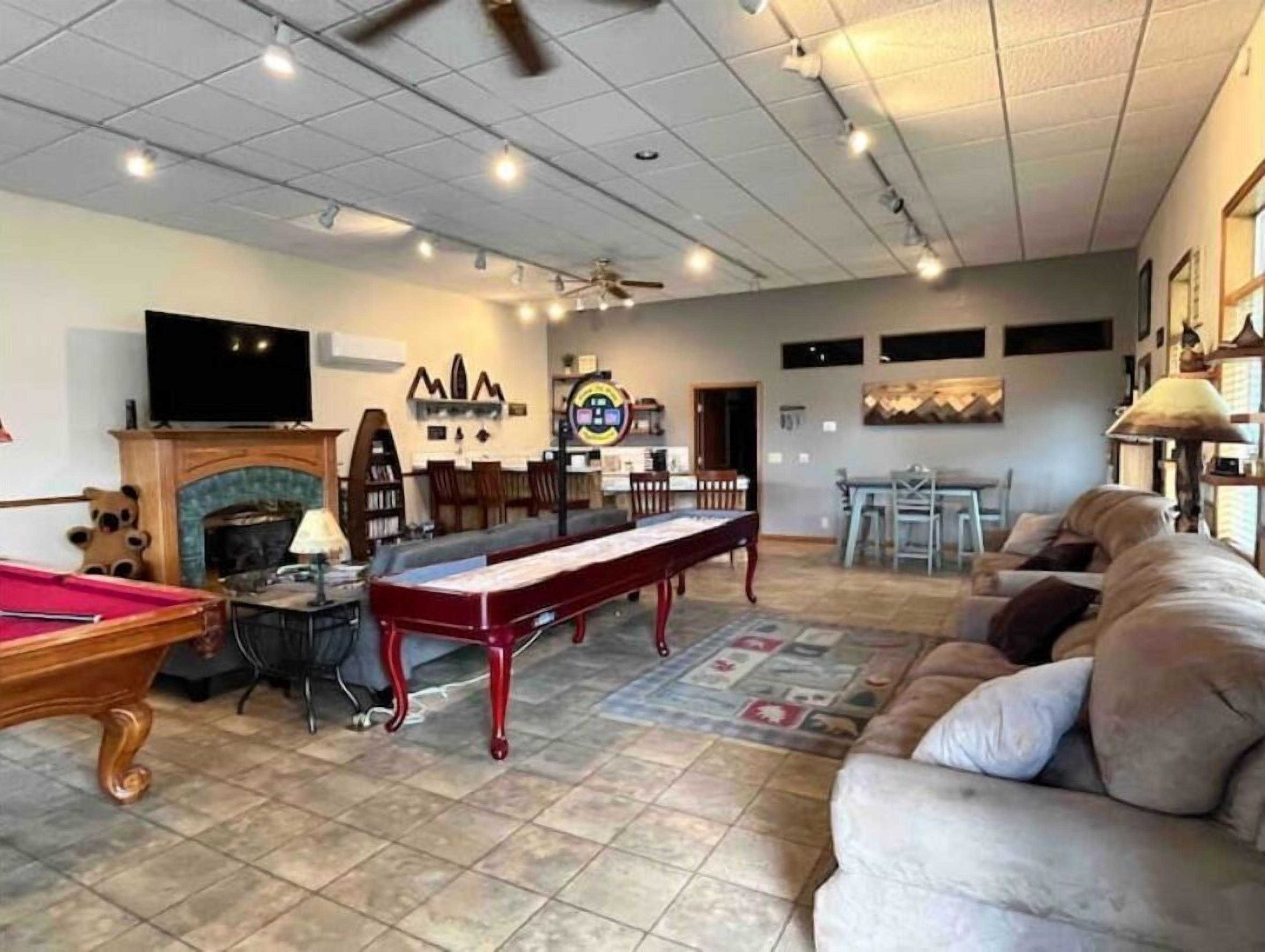 Una Smart TV, una chimenea, videojuegos, un reproductor de DVD