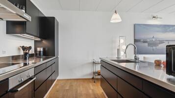 Fridge, oven, dishwasher, coffee/tea maker