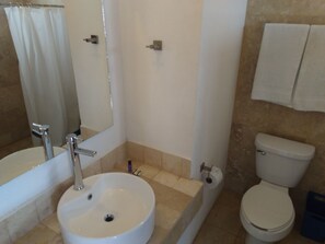 Quarto standard | Banheiro | Chuveiro, toalhas de banho, sabonete, shampoo