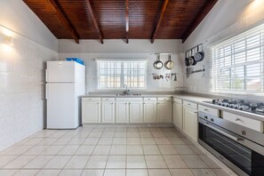 ثلاجة، فرن، موقد طهي مسطح، ماكينة لصنع القهوة/الش�اي