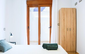 2 makuuhuonetta, silitysrauta/-lauta, ilmainen Wi-Fi, vuodevaatteet