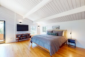 3 bedrooms, desk, WiFi, bed sheets - The Great Escape | Luxe Sea Ranch home with hot tub, ocean view & yoga space (Sea Ranch)