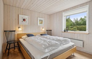 2 bedrooms, travel crib, free WiFi