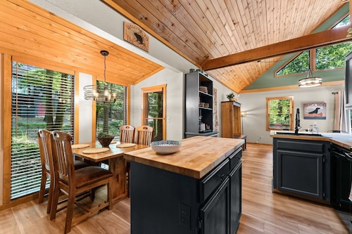 Table Rock Lake View, Huge Deck, Trees, Quiet, Updated, Decorated for Holidays!