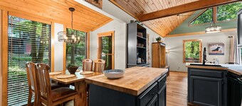 Table Rock Lake View, Huge Deck, Trees, Quiet, Updated, Decorated for Holidays!