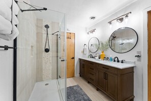 Shower, towels, soap, shampoo - Table Rock Lake View, Huge Deck, Trees, Quiet, Updated, Decorated for Holidays! (Kimberling City)