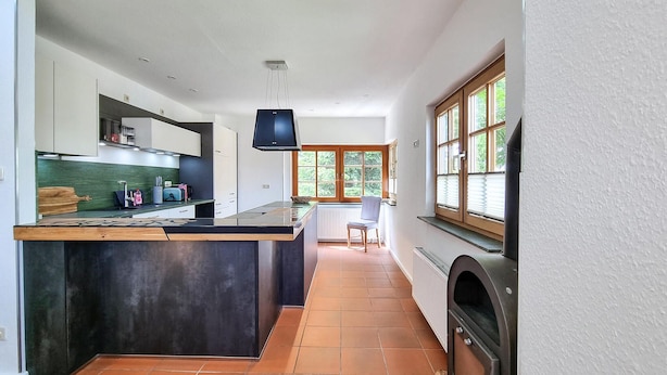 A modern kitchen with a central island, a built-in stove, and large windows providing natural light. - Beautiful apartment in Kremmen with WiFi (Kremmen)