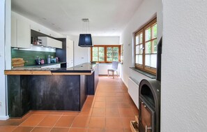 Geladeira, cooktop, lava-louças, cafeteira/chaleira