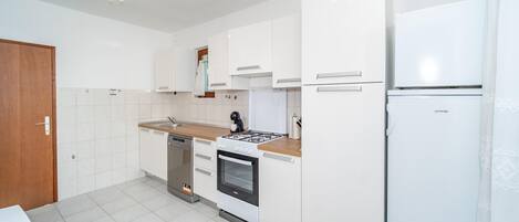 Kühlschrank, Ofen, Herdplatte, Geschirrspüler