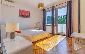 4 bedrooms, in-room safe, free WiFi, bed sheets