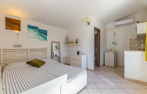 4 bedrooms, in-room safe, free WiFi, bed sheets