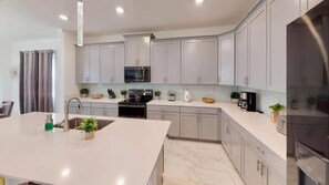 Deluxe Chalet | Private kitchen | Full-sized fridge, microwave, oven, stovetop - Hidden Gem Jiminy Cricket (Kissimmee)
