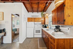 Kylskåp, mikrovågsugn, ugn och spishäll