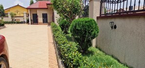Property grounds - 15 minutesdrive to KNUST 10mins drive to Emina hospital  lass than 2 hrs to lake (Kumasi)