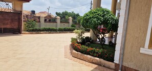 Property grounds - 15 Minutesdrive to Knust 10mins Drive to Emina Hospital Lass Than 2 hrs to Lake (Kumasi)