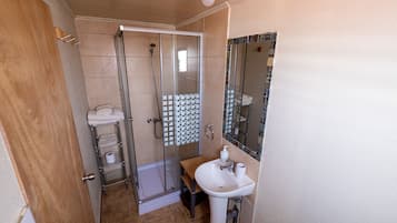 Apartment | Badezimmer | Kostenlose Toilettenartikel, Handtücher