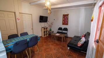 Basic Cabin | Living area