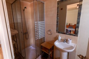 Apartment | Bathroom | Free toiletries, towels - Casa Sutar 1 y 2 (San Pedro de Atacama)