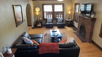 TV connectée, cheminée, jeux vidéo, lecteur de DVD