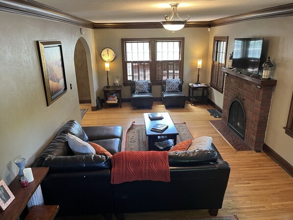 Smart TV, fireplace, video games, DVD player - Historic Twin Tudors Inn Southeast Room (KP1404SE) (Sioux Falls)