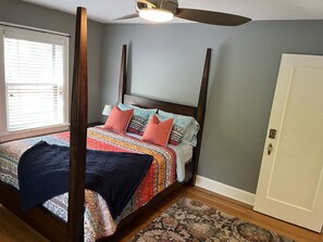 1 bedroom, desk, iron/ironing board, travel crib - Historic Twin Tudors Inn Southeast Room (KP1404SE) (Sioux Falls)