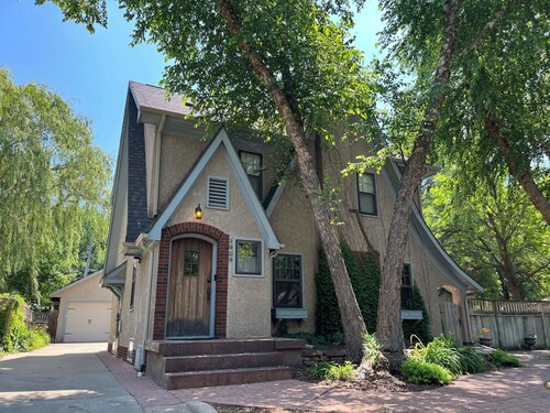 Historic Twin Tudors Inn Southwest Room (KP1404SW)
