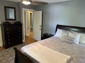1 chambre, bureau, fer et planche à repasser, lit de bébé portatif