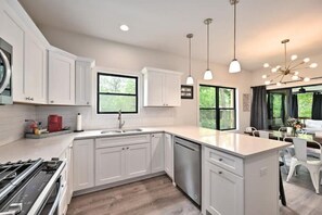 冷蔵庫、電子レンジ、オーブン、コンロ