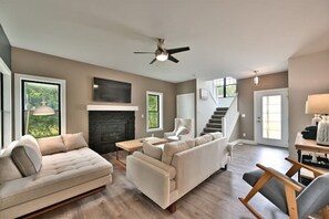 Smart TV, fireplace, books, music library - New Lakeside Hideaway: Modern Whole House Retreat (Lake Geneva)