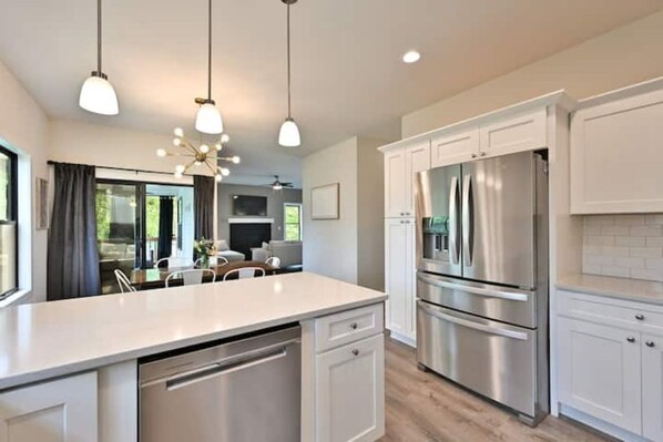 Fridge, microwave, oven, stovetop - New Lakeside Hideaway: Modern Whole House Retreat (Lake Geneva)