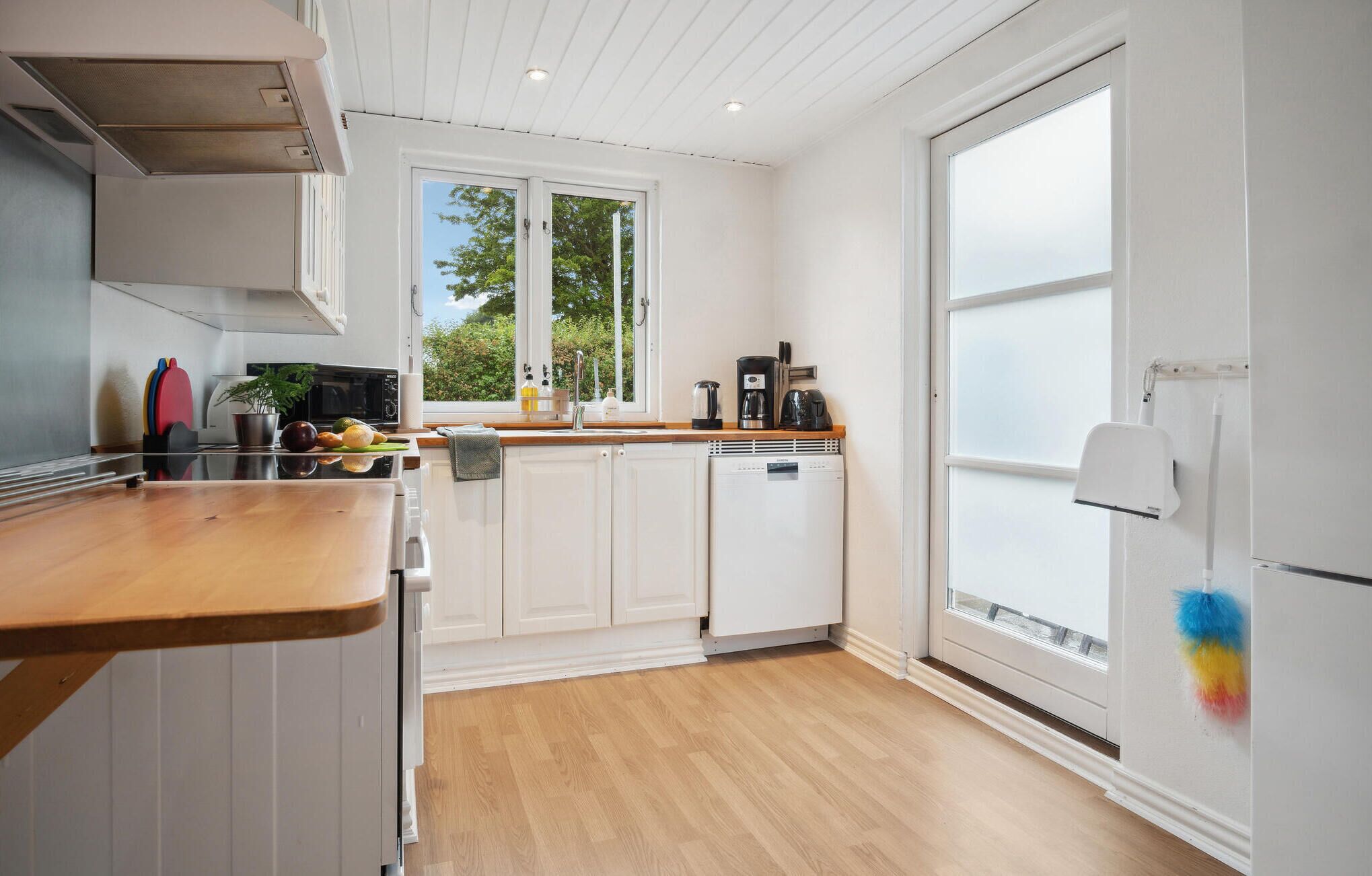 Een koelkast, een kookplaat, een vaatwasser