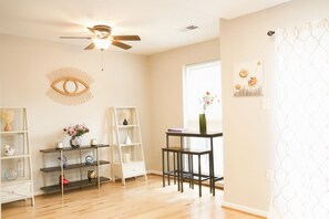 Interior - Alexandria Charming Townhome-3BR with free parking (Alexandria)