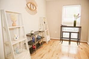 Interior - Alexandria Charming Townhome-3BR with free parking (Alexandria)