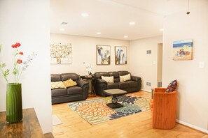 TV - Alexandria Charming Townhome-3BR with free parking (Alexandria)