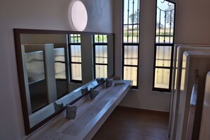 Panorama vierpersoonskamer | Badkamer | Handdoeken