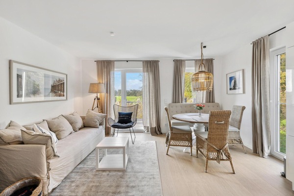 Smart-tv, eldstad och en stereo