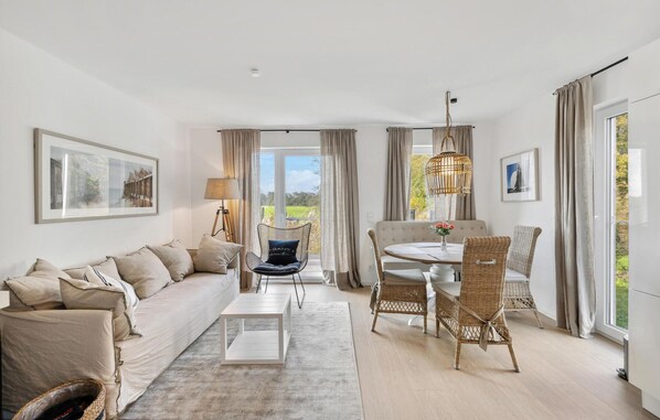 Smart TV, fireplace, stereo