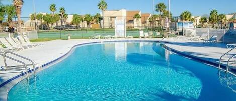 4 kolam renang outdoor