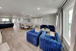 Huis, Meerdere bedden, balkon, uitzicht op het strand | Woonruimte | Televisie
